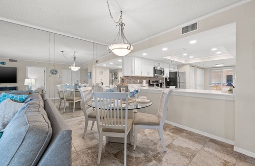 Indian Shores Condo | Beachview, Balcony, BBQ Grill, Free Wi-Fi & Parking ~ 1412 Beach Cottages