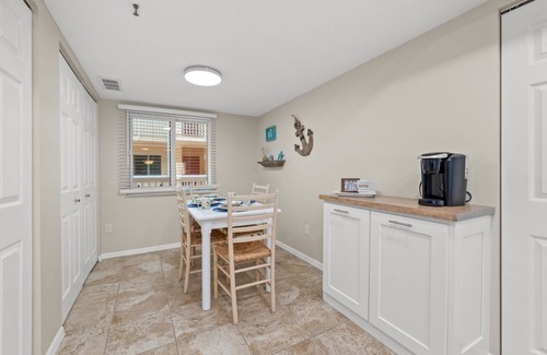 Indian Shores Condo | Beachview, Balcony, BBQ Grill, Free Wi-Fi & Parking ~ 1412 Beach Cottages