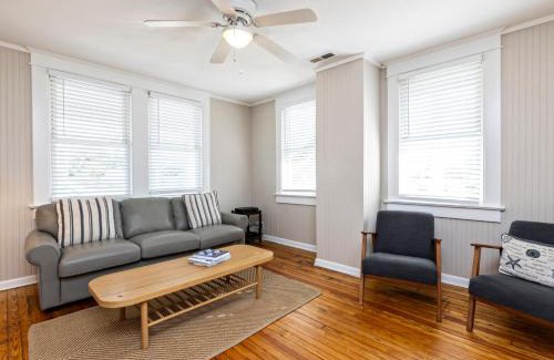 Northeast Virginia Beach House | Beachwalk #1 8 Minute walk to the beach