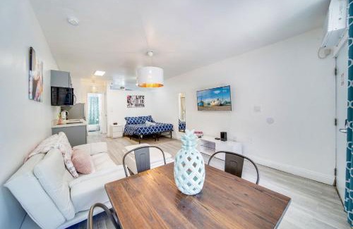 South Beach Apartment | Beachy 1 b/r, w/2 Queen Beds, On Ocean Drive Beach