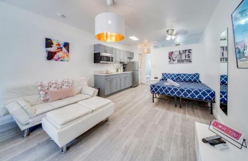 South Beach Apartment | Beachy 1 b/r, w/2 Queen Beds, On Ocean Drive Beach