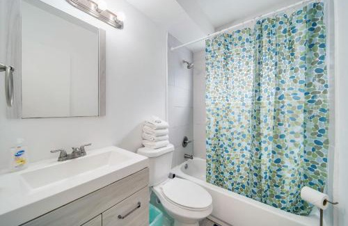 South Beach Apartment | Beachy 1 b/r, w/2 Queen Beds, On Ocean Drive Beach