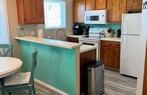 Corpus Christi Apartment | Beachy 1BR w/Pool | Pet-Friendly | Near Padre Bay
