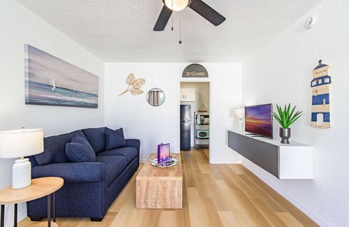 Bay Esplanade Apartment | Beachy Bayfront Condo Walk to Beach