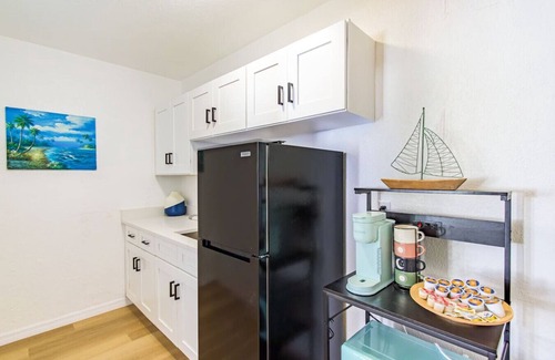Bay Esplanade Apartment | Beachy Bayfront Condo Walk to Beach