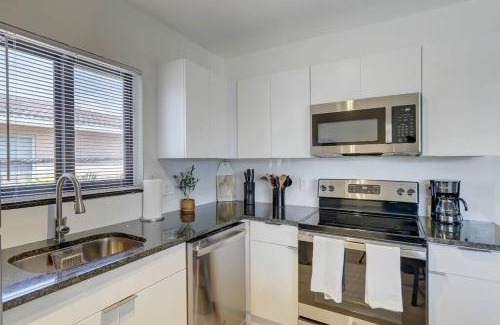 Imperial Point Apartment | Beachy&Boho apt for 6 people with kitchen and pool