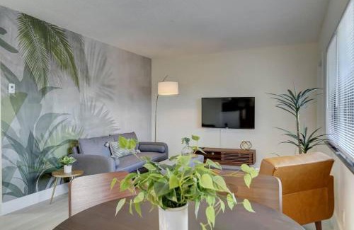 Imperial Point Apartment | Beachy&Boho apt for 6 people with kitchen and pool