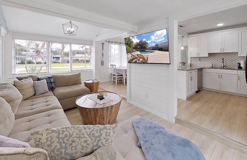Garden Manor House | Beachy Boho Home with Private Pool 10 min from Beach, 15 Min from Downtown