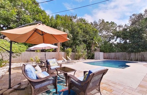 Garden Manor House | Beachy Boho Home with Private Pool 10 min from Beach, 15 Min from Downtown