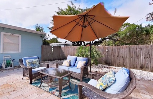 Garden Manor House | Beachy Boho Home with Private Pool 10 min from Beach, 15 Min from Downtown