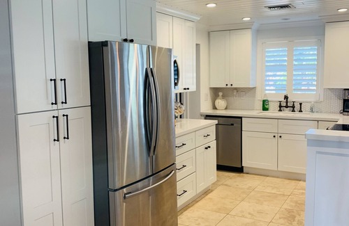Riverside House | BEACHY BUNGALOW. Within two miles of beaches/boat ramps. Book your WINTER stay!