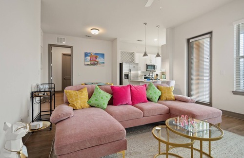 Naples Apartment | Beachy Dream 3BR/2BA w./Pool, Gym, and Theater