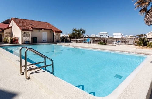 Navarre Beach Condo | Beachy & Elegant Studio!, Beach Chairs & Umbrella! Groups Welcome!