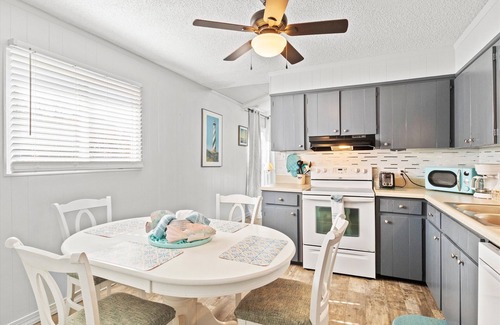 Wake County House | "Beachy" Getaway - Cozy and Secluded Lodge Home
