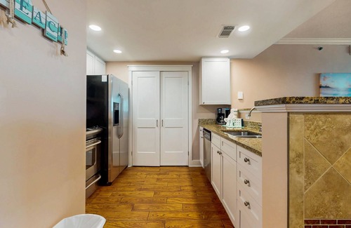 Fort Walton Beach Condo | Beachy Gulf-front condo at Waterscape Washer/dryer in-unit 490 feet of beach