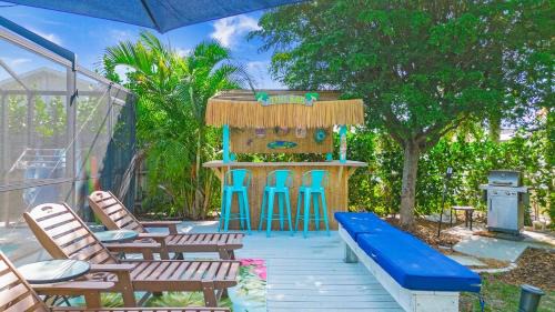 Naples Park House | Beachy Haven 3 bed 2Bath Heated Pool Tiki Bar Sleep 6