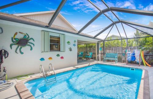 Naples Park House | Beachy Haven 3 bed 2Bath Heated Pool Tiki Bar Sleep 6
