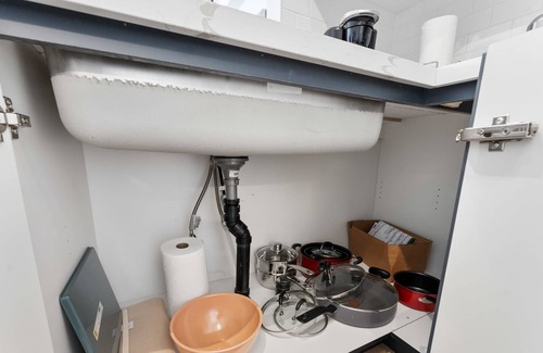 Hamilton Apartment | Beachy Paradise -Spacious 2bdrm apt - Unit 2