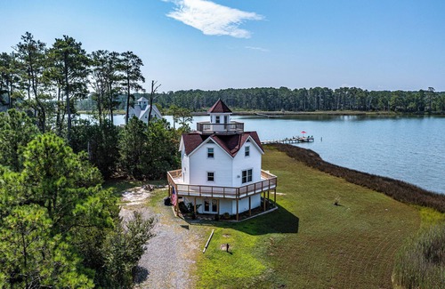 Windmill Point House | Beacon Bay Getaway: Private pier/large yard/King/Kayaks/SUP