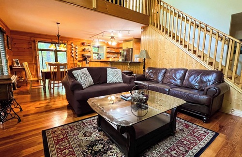 Warm Springs Cabin | Beacon of Light -Minutes to Callaway Gardens. Pet-friendly!