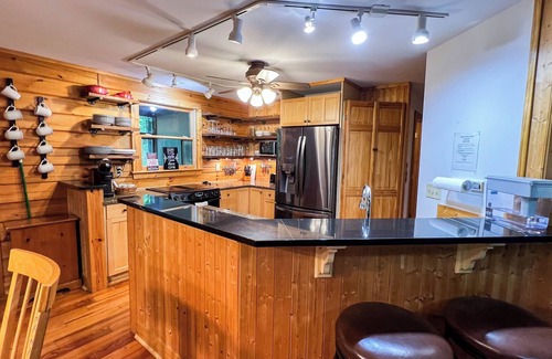 Warm Springs Cabin | Beacon of Light -Minutes to Callaway Gardens. Pet-friendly!