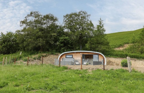 Tirabad Cottage | BEACON VIEW POD, pet friendly, with hot tub in Felindre