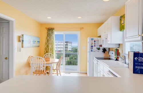 Nags Head House | Beagle By The Sea: Oceanside, Shared Pool, Hot Tub