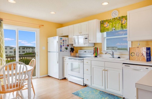 Nags Head House | Beagle By The Sea: Oceanside, Shared Pool, Hot Tub
