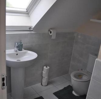 Swindon House | Beaney View House - Modern, Comfortable Spacious 4 Bedrooms Ensuites House with Free Wifi and Parkings