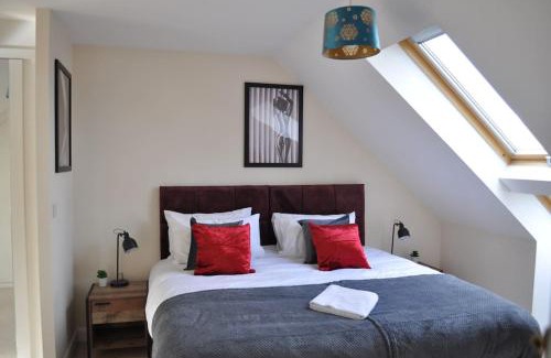 Swindon House | Beaney View House - Modern, Comfortable Spacious 4 Bedrooms Ensuites House with Free Wifi and Parkings