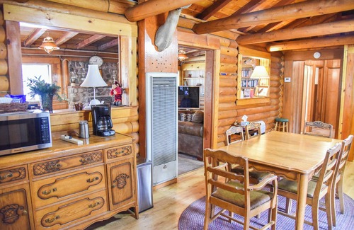 Red River Cabin | Bear Bait Cabin in Upper Valley With High Speed Wifi