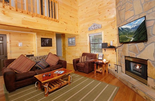 Pigeon Forge Ski Chalet | Bear Bottom Grotto - Unwind in the Hot Tub Grotto