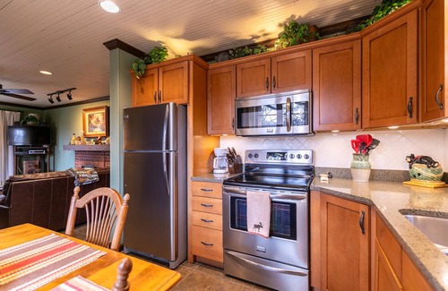 Blowing Rock Cabin | Bear Bungalow - 1 mile from Main Street Blowing Rock! Hot Tub - Pet Friendly - Fenced In Yard
