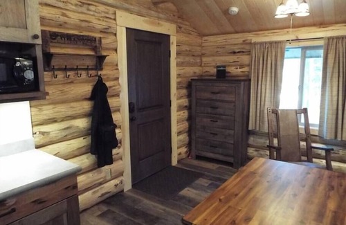 Kila Cabin | Bear Cabin at Cross WM Ranch - AC/Laundry included