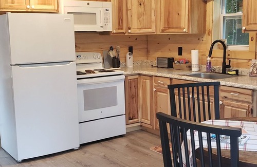 East Corinth Cabin | Bear Cabin: Charming 2-bedroom cabin with WiFi, AC in marvelous Sebec