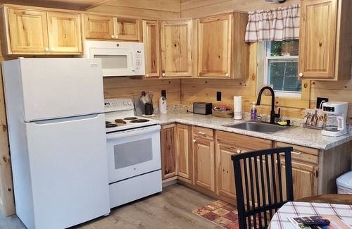 East Corinth Cabin | Bear Cabin: Charming 2-bedroom cabin with WiFi, AC in marvelous Sebec