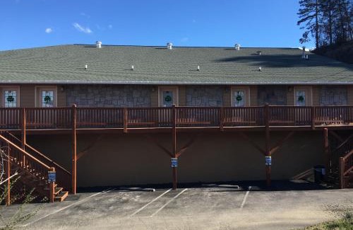 Pigeon Forge Hotel | Bear Camp By The Night