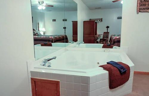 Pigeon Forge Hotel | Bear Camp By The Night