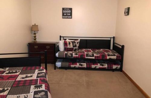 Pigeon Forge Hotel | Bear Camp By The Night