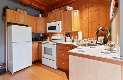 Ucluelet Cabin | Bear Coast | Cabin w/Hot Tub, Patio, & Waterview