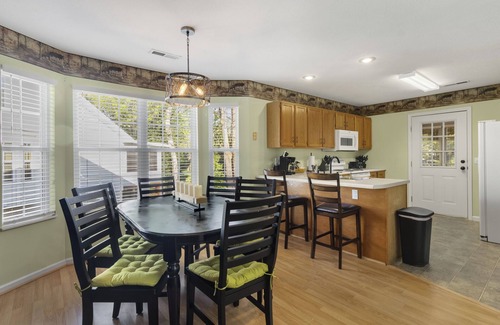 Pigeon Forge House | Bear Creek Bungalow w/Arcade Game, Hot tub ,Swing, Screened-In Porch, & 2 Kings