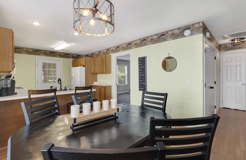 Pigeon Forge House | Bear Creek Bungalow w/Arcade Game, Hot tub ,Swing, Screened-In Porch, & 2 Kings