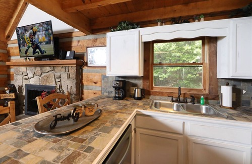 Gatlinburg - Pigeon Forge Cabin | Bear Crossing | Hot Tub, Pool Table & Near Gatlinburg
