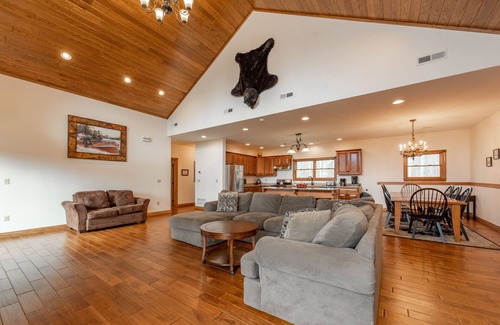 Oakland House | Bear Foot Cove: Split Lakefront, Dock Slip, Fire Pit, Hot Tub!
