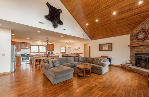 Oakland House | Bear Foot Cove: Split Lakefront, Dock Slip, Fire Pit, Hot Tub!
