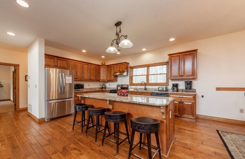 Oakland House | Bear Foot Cove: Split Lakefront, Dock Slip, Fire Pit, Hot Tub!