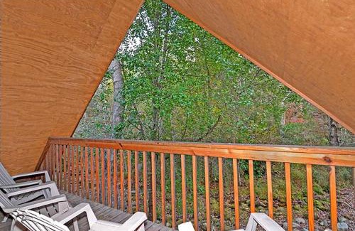 Gatlinburg - Pigeon Forge House | BEAR FOOTIN' on the CREEK