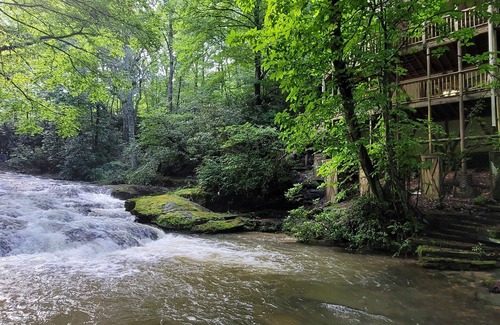 Scaly Mountain House | Bear Gone Fishing- Perfect Fall Getaway! Mins to Highlands
