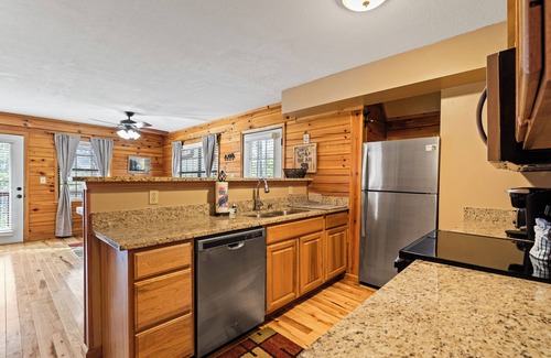 Sevierville Cabin | Bear Hideaway Cozy 3BR Cabin