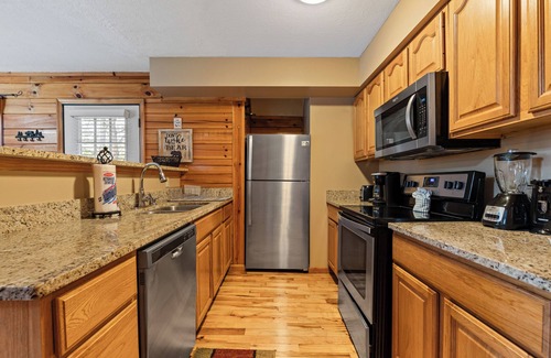 Sevierville Cabin | Bear Hideaway Cozy 3BR Cabin